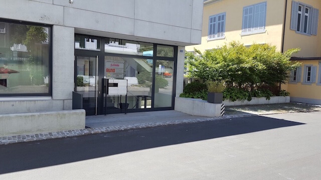Eingang - Kinderarztpraxis GLOBUS in Meilen (Feldmeilen) am rechten Zürichseeufer, Inhaberin Tatiana Schaad Kinder- und Jugendmedizin (FMH)