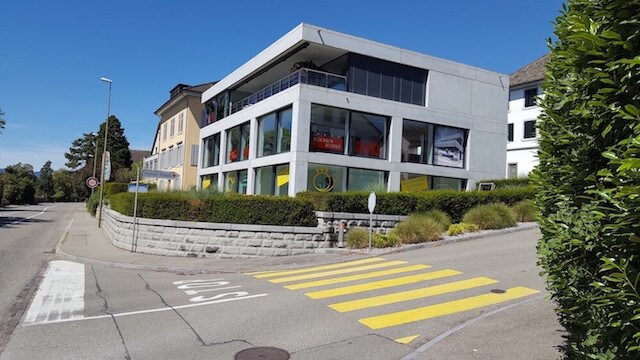 Praxis seitlich - Kinderarztpraxis GLOBUS in Meilen (Feldmeilen) am rechten Zürichseeufer, Inhaberin Tatiana Schaad Kinder- und Jugendmedizin (FMH)